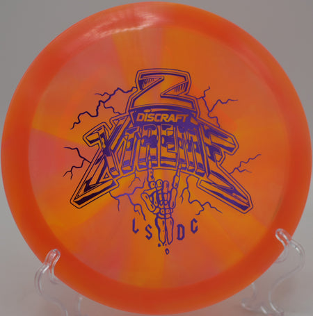 Overstable Z Swirl Xtreme carving a sharp hyzer line through heavy wind at Fountain Hills Disc Golf Course in Fountain Hills, Arizona.