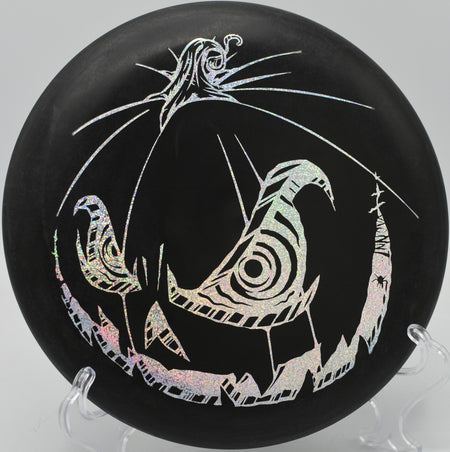 DX Aviar gliding toward the pin after a short upshot at Camp Taloali in Stayton, Oregon.