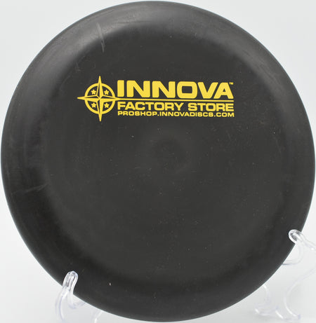 Aviar dropping softly into the basket at Bayville Park Disc Golf Course in Virginia Beach, Virginia.