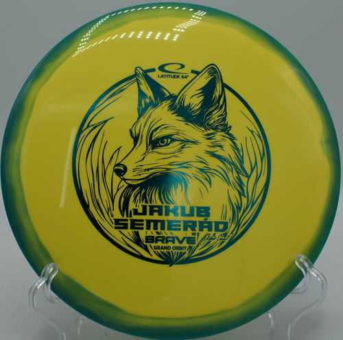 Latitude 64° Brave Grand Orbit plastic Jakub Semerád signature Team Series 2025 disc holding turnovers at Hornets Nest Disc Golf Course in Charlotte, North Carolina.