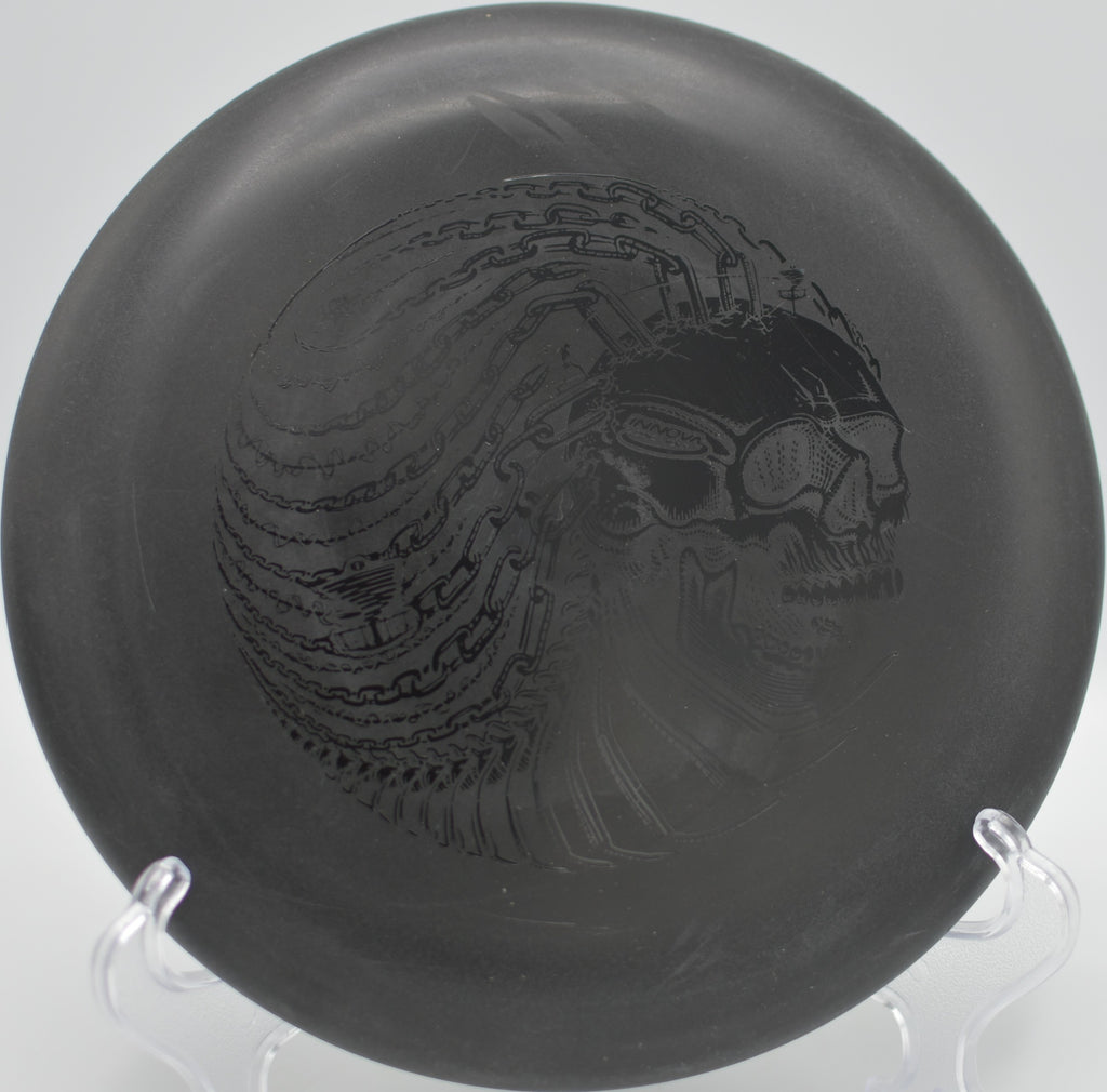 Black DX Aviar ready for a short hyzer putt at Hellyer Park Disc Golf Course in San Jose, California.