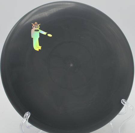 Classic Blend EMac Judge Putt Monster Dynamic Discs reliable putter sinking a jump putt at Northwood Black Disc Golf Course in Morton, Illinois.