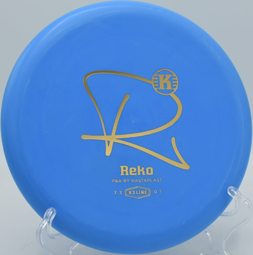 Kastaplast K3 Reko base plastic putter sinking a clean straight putt at Maple Hill Disc Golf Course in Leicester, Massachusetts.