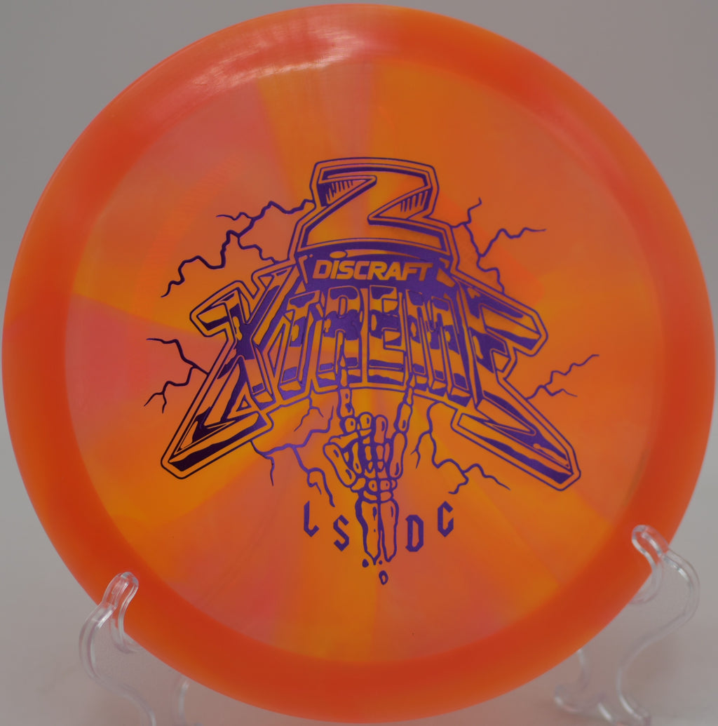 Overstable Z Swirl Xtreme carving a sharp hyzer line through heavy wind at Fountain Hills Disc Golf Course in Fountain Hills, Arizona.