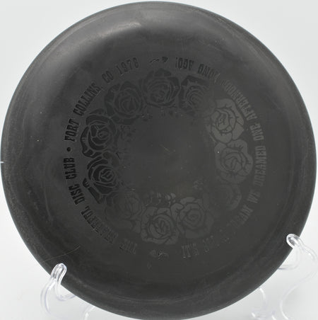 Big Bead Aviar gripping the chains clean on a windy circle one putt at DeLaveaga DGC in Santa Cruz, California.

