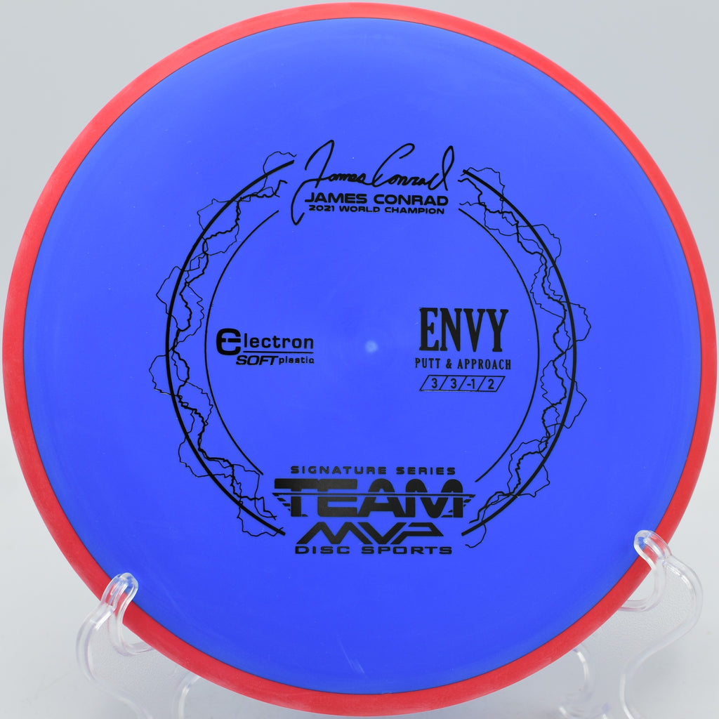 Axiom Envy base plastic putter hyzer approach at Idlewild Disc Golf Course in Burlington, Kentucky