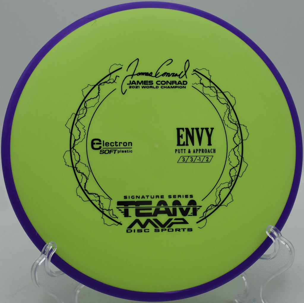 Soft Electron Envy sticking a putt at Hornets Nest Disc Golf Course in Charlotte, North Carolina