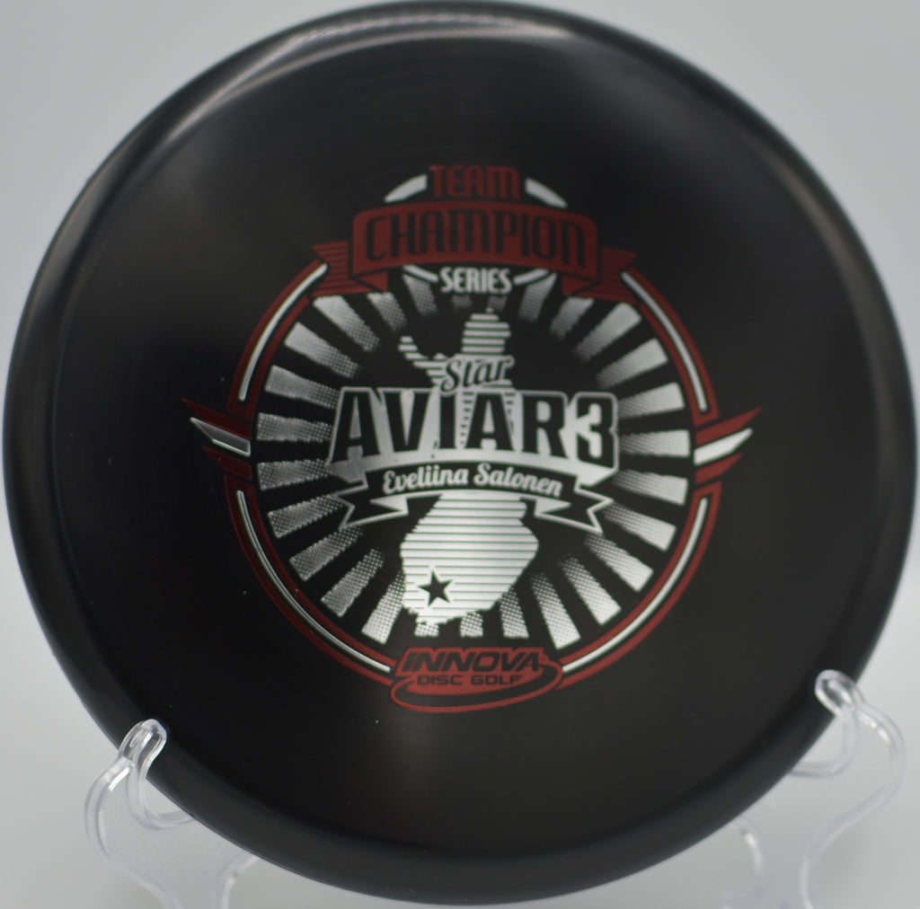 2018 Eveliina Salonen Aviar3 gliding straight toward the chains at Tampere Disc Golf Center in Tampere, Finland.