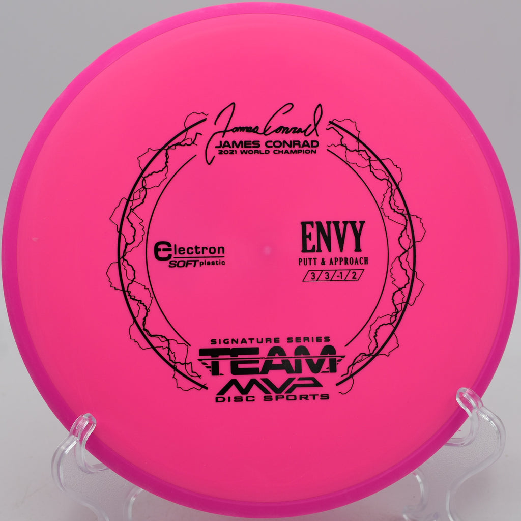 Axiom Envy soft grippy putter finishing with fade at Blue Ribbon Pines in East Bethel, Minnesota