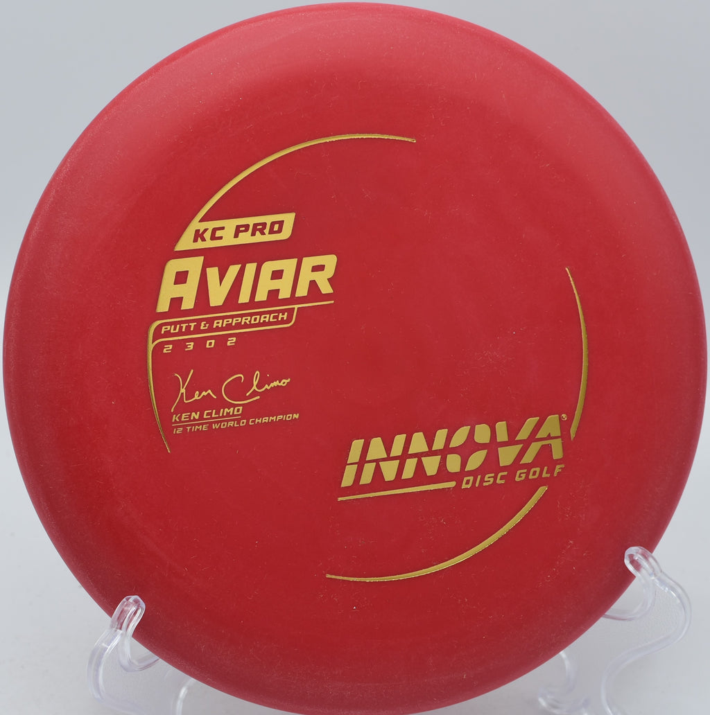 KC Aviar performing reliable hyzer putts at Sunnyside Park Disc Golf Course, Pullman, Washington.