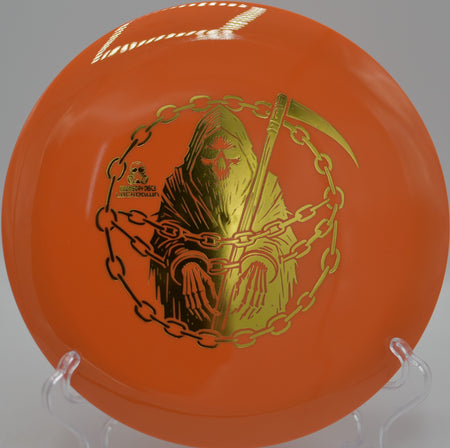 Doomsday Survival Lockdown executing a wind-fighting forehand bomb at Riptide DGC in Navarre, FL, maintaining stability through heavy coastal gusts.