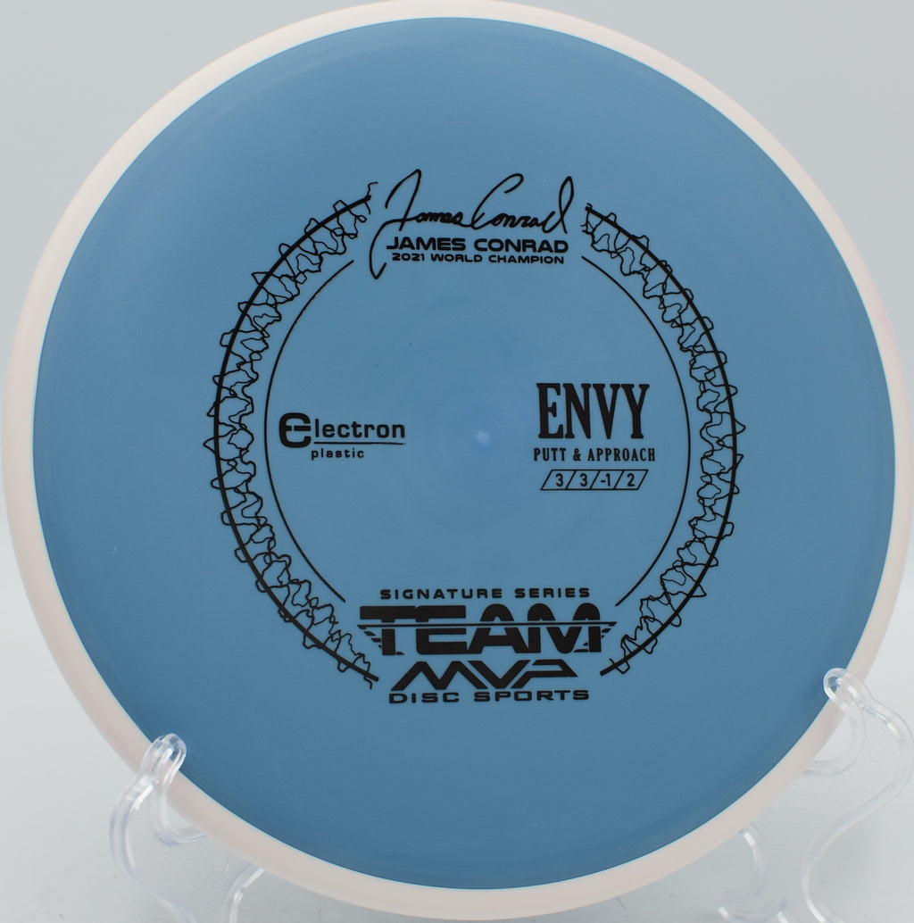 Electron Envy floating straight toward the chains at Water Works Park Disc Golf Course in Kansas City, Missouri.