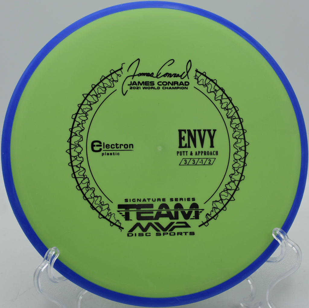 Axiom Electron Soft Envy approach shot fading at Rollin Ridge Disc Golf Course in Reedsville, Wisconsin