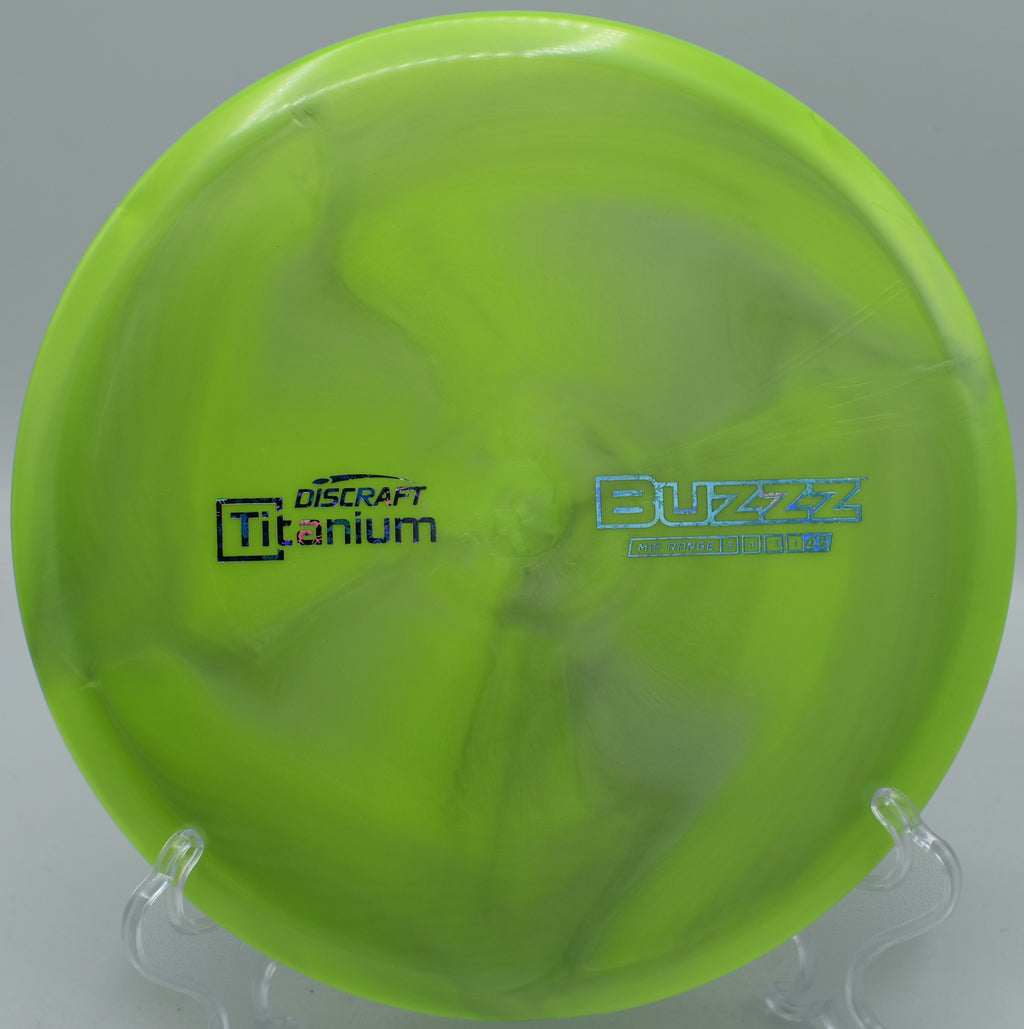 Discraft Titanium Buzzz – High-performance midrange disc designed for accuracy, control, and reliable fade for approach shots and drives.