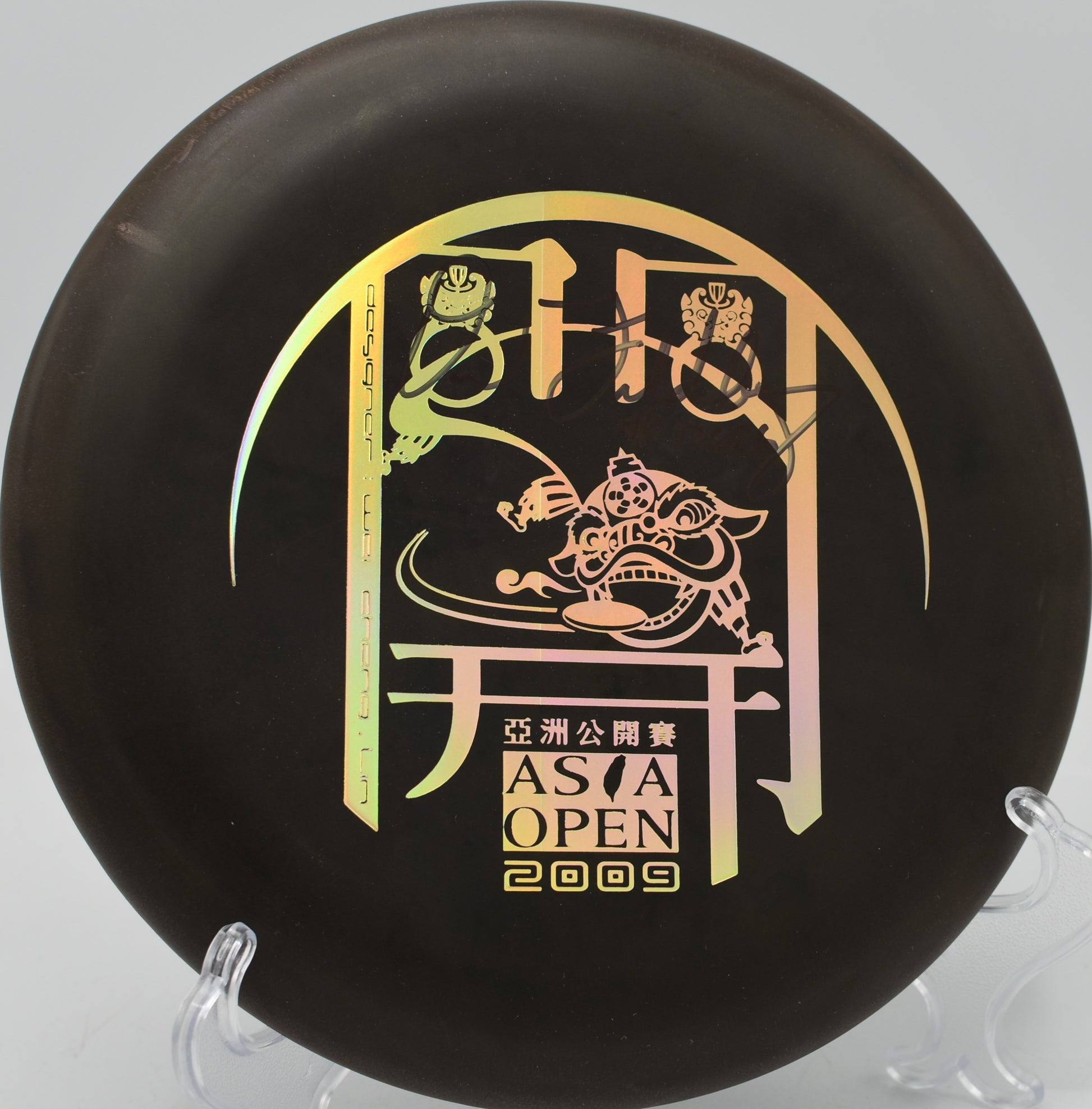 Innova DX Aviar sinking a putt with a clean spin release at Cedar Hill Park in Nashville, Tennessee.

