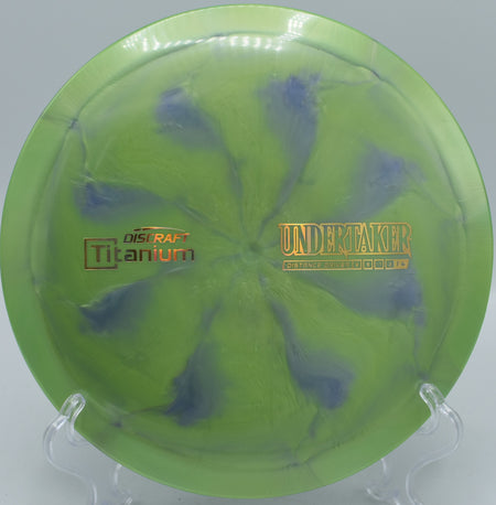 Discraft Titanium Undertaker – Stable distance driver with a smooth flight and controlled fade, perfect for flex shots and long-range drives.