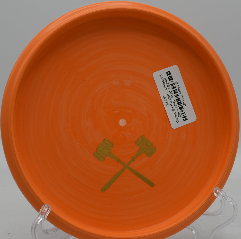 Swirly plastic gleaming, the Classic Swirl Judge arcs a slight anhyzer and fades just in time near the pin at Flyboy Aviation.

