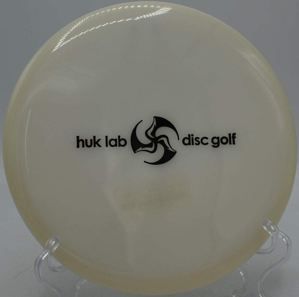 Latitude 64 Opto Pure hyzer putt at Hornings Hideout in North Plains, Oregon