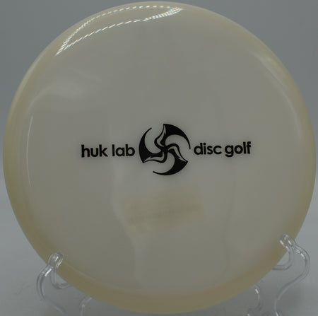 Latitude 64 Opto Pure hyzer putt at Hornings Hideout in North Plains, Oregon