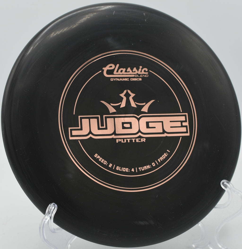 Player gripping a Classic Blend Judge on the tee at Trophy Club Park in Trophy Club, Texas for a short approach shot.


