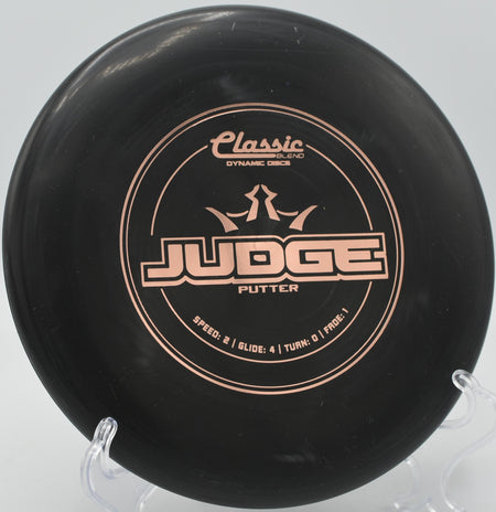 Player gripping a Classic Blend Judge on the tee at Trophy Club Park in Trophy Club, Texas for a short approach shot.

